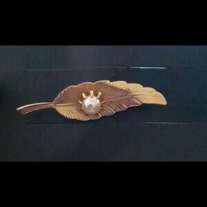 Gold Tone Pearl Vintage Leaf Brooch. Pin. Approx 2in. Beautiful